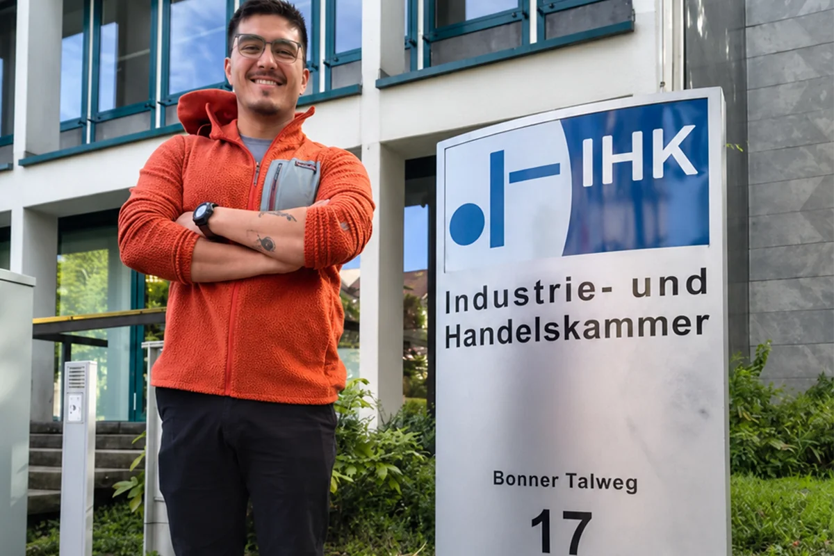 Representante de CI Tech frente al edificio de la IHK durante actividades en Alemania.